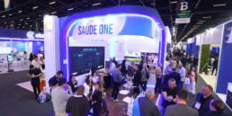 Estande da Saúde One na Hospitalar 2026 apresentando o NEXT e soluções de tecnologia para gestão hospitalar.