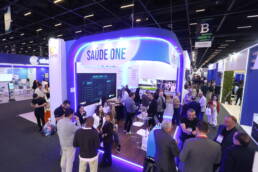 Estande da Saúde One na Hospitalar 2026 apresentando o NEXT e soluções de tecnologia para gestão hospitalar.
